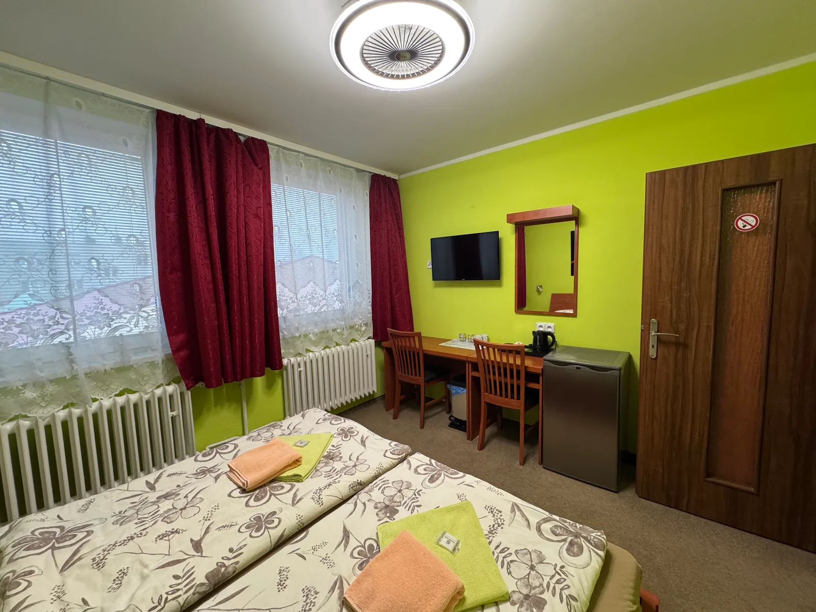 Pokoj s pracovním stolem